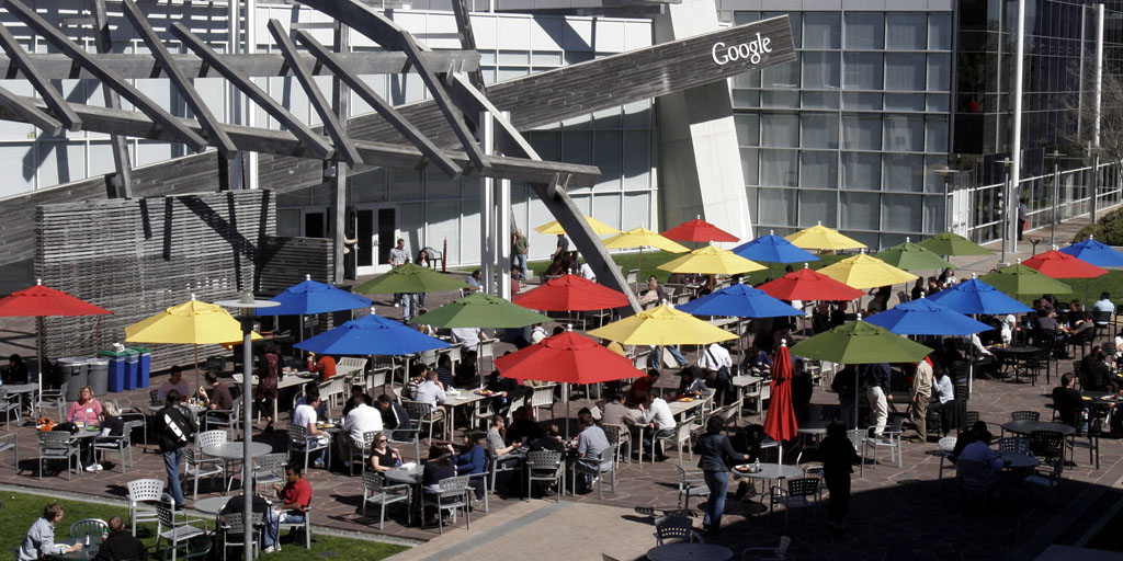 Employees take their lunch break in the sun at Google headquarters in Mountain View, California March 3, 2008. REUTERS/Erin Siegal (UNITED STATES) - RTR1XUQ7